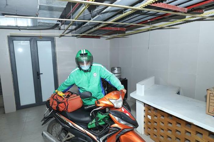 Sau giờ hành chính anh lại bắt đầu với công việc shipper và tham gia nhóm cứu hộ