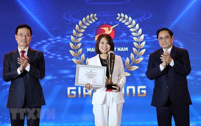  Thủ tướng Phạm Minh Chính và Bộ trưởng Bộ Thông tin và Truyền thông Nguyễn Mạnh Hùng trao giải Vàng cho các doanh nghiệp có Giải pháp số xuất sắc của giải thưởng Sản phẩm công nghệ số Make in Vietnam 2021. (Ảnh: Dương Giang/TTXVN) 