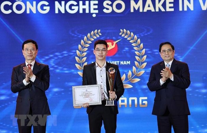  Thủ tướng Phạm Minh Chính và Bộ trưởng Bộ Thông tin và Truyền thông Nguyễn Mạnh Hùng trao giải Vàng cho các doanh nghiệp có Thu hẹp sản phẩm số của giải thưởng Sản phẩm công nghệ số Make in Vietnam 2021. (Ảnh: Dương Giang/TTXVN) 