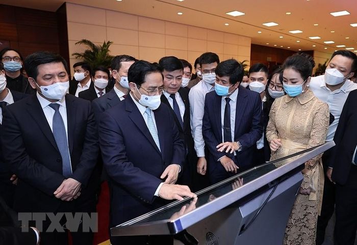 Thủ tướng Phạm Minh Chính tham quan gian trưng bày sản phẩm công nghệ số của các doanh nghiệp tham dự Diễn đàn.(Ảnh: Dương Giang/TTXVN) 