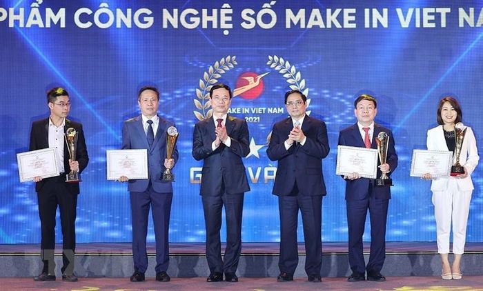  Thủ tướng Phạm Minh Chính và Bộ trưởng Bộ Thông tin và Truyền thông Nguyễn Mạnh Hùng trao giải Vàng cho các doanh nghiệp có Nền tảng số xuất sắc của giải thưởng Sản phẩm công nghệ số Make in Vietnam 2021. (Ảnh: Dương Giang/TTXVN) 
