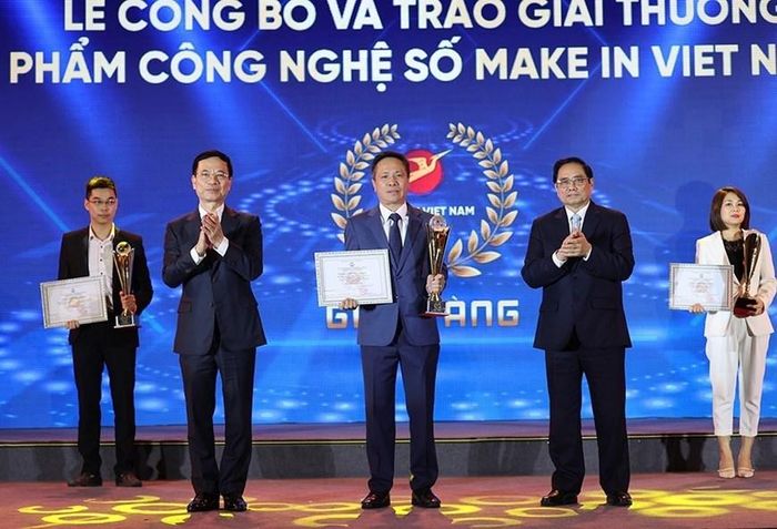  Thủ tướng Phạm Minh Chính và Bộ trưởng Bộ Thông tin và Truyền thông Nguyễn Mạnh Hùng trao giải Vàng cho các doanh nghiệp Sản phẩm số xuất sắc của giải thưởng Sản phẩm công nghệ số Make in Vietnam 2021. (Ảnh: Dương Giang/TTXVN) 