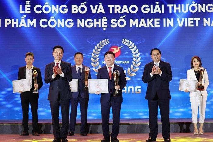  Thủ tướng Phạm Minh Chính và Bộ trưởng Bộ Thông tin và Truyền thông Nguyễn Mạnh Hùng trao giải Vàng cho các doanh nghiệp Sản phẩm số xuất sắc của giải thưởng Sản phẩm công nghệ số Make in Vietnam 2021. (Ảnh: Dương Giang/TTXVN) 