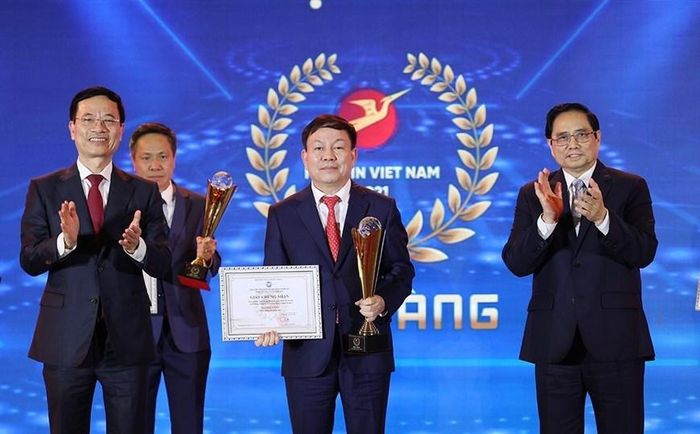  Thủ tướng Phạm Minh Chính và Bộ trưởng Bộ Thông tin và Truyền thông Nguyễn Mạnh Hùng trao giải Vàng cho các doanh nghiệp có Nền tảng số xuất sắc của giải thưởng Sản phẩm công nghệ số Make in Vietnam 2021. (Ảnh: Dương Giang/TTXVN) 
