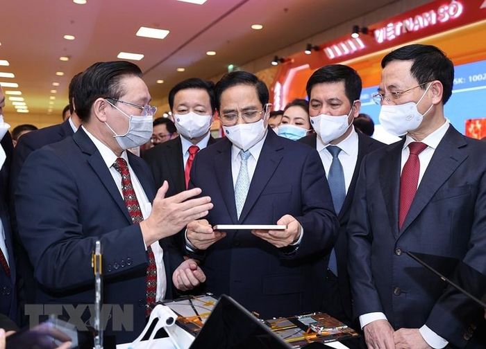  Thủ tướng Phạm Minh Chính tham quan gian trưng bày sản phẩm công nghệ số của các doanh nghiệp tham dự Diễn đàn.(Ảnh: Dương Giang/TTXVN) 