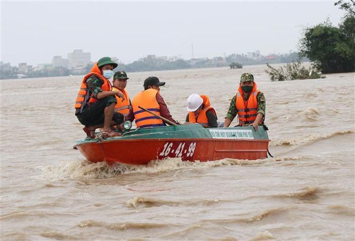 Lực lượng cứu hộ tỉnh Phú Yên dùng xuồng đưa người dân ra khỏi khu vực ngập lụt hồi đầu tháng 12 vừa qua. Ảnh: Phạm Cường-TTXVN