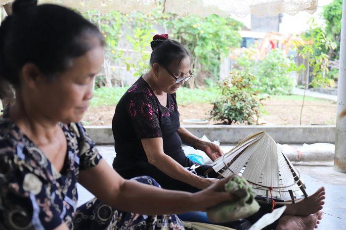 Làng nón Đan Du (xã Kỳ Thư, huyện Kỳ Anh, tỉnh Hà Tĩnh) có tuổi đời trăm năm. Hiện tại có khoảng hơn 300 hộ dân ở vùng này còn theo nghề cha ông để lại.