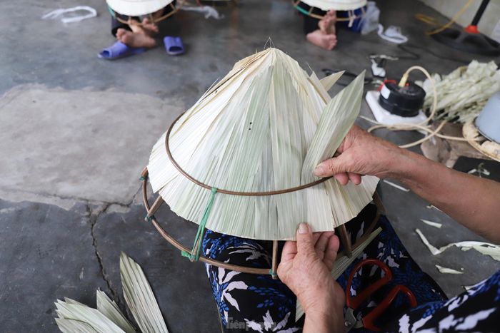 Nón Đan Du có hai loại. Một loại được sử dụng trong sinh hoạt hằng ngày. Một loại được dùng để trang trí, cưới hỏi. Loại dùng trong sinh hoạt có vành to, cứng và dày. Còn nón dùng để trang trí hay dịp cưới hỏi thì làm nhỏ, vành mỏng.