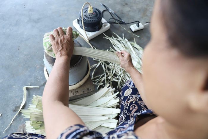 Lá nón được luộc qua hoặc vò cho nhũn rồi đem phơi nắng. Khi phơi đủ nắng, lá sẽ trắng và có độ dai.