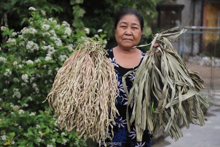 Để làm được một chiếc nón phải trải qua nhiều công đoạn từ mua sắm nguyên liệu như lá nón (lá đọt), tre, chỉ khâu, dây cước. Những vật dụng này đều được đặt mua và người dân về tự sơ chế trước khi làm nón.