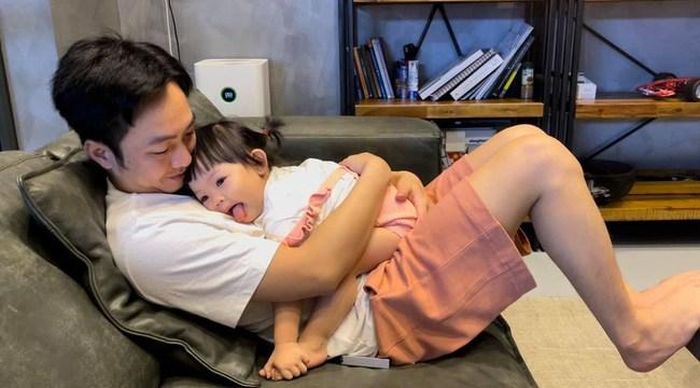 Nhóc tỳ nhà "đại gia phố núi" không chỉ ngày càng cao lớn, xinh xắn hơn mà còn bộc lộ tính cách lém lỉnh, đáng yêu. Đàm Thu Trang tiết lộ Suchin dạo này còn biết tạo dáng, "làm trò" mỗi khi chụp ảnh.