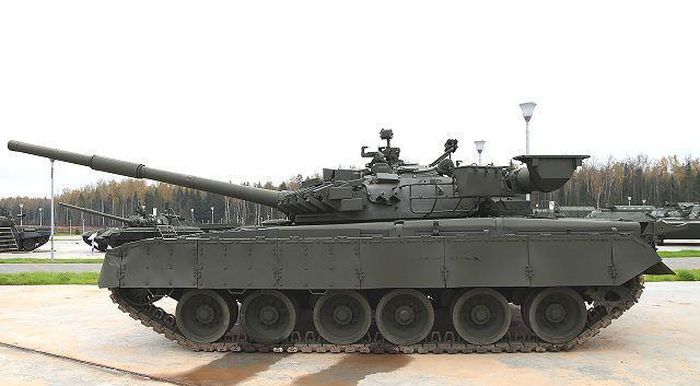T-80BV có khả năng bảo vệ ê kíp trước tác nhân sinh hóa học (NBC). Lái xe được bổ sung thêm kính nhìn đêm TVN-5M giúp quan sát môi trường tốt hơn vào ban đêm.