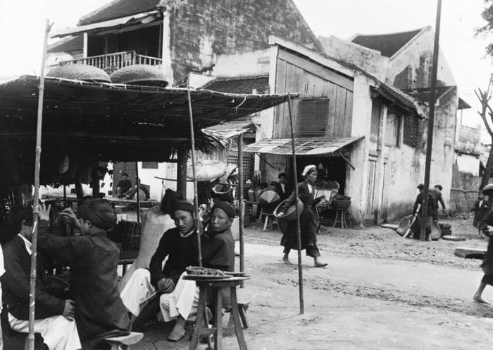 Lấy ráy tai trong quán hàng ở Hà Nội (1896)