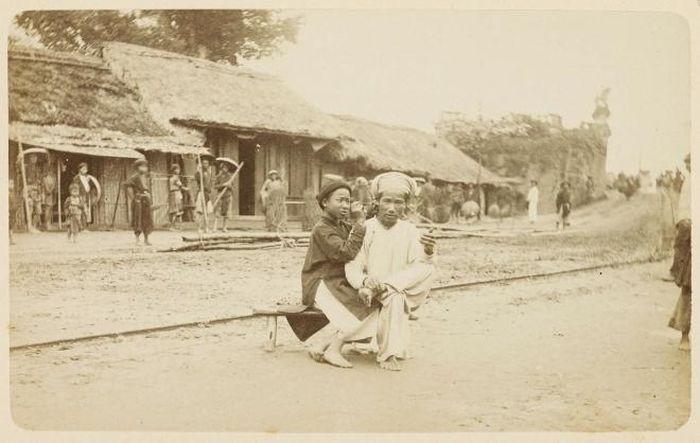 Hà Nội 1884-1885 ảnh của Hocquard, kiến trúc ở góc phải đoàn là của Pháp Quốc, đầu Tràng Tiền bây giờ
