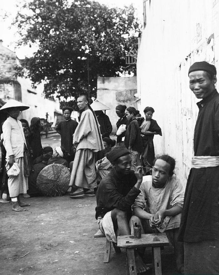 Lấy ráy tại ở ngoài trời (Hà Nội, 1896) 