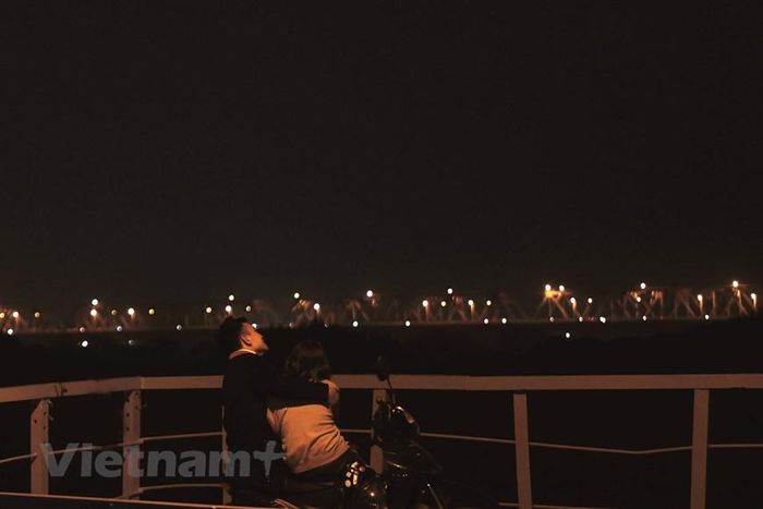  Mùa Đông cũng là mùa của yêu thương, với những cái xích lại gần nhau hơn, với những lời ấm áp, những cái nắm tay thật chặt, những mong ước hoài bão về tương lai. (Ảnh: Hoài Nam/Vietnam+) 