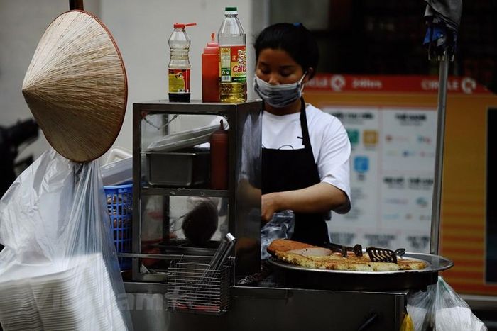  Thời tiết Hà Nội lúc này thôi thúc con người ta tìm đến những món đồ ăn vặt tản mát trên khắp phố phường. (Ảnh: Hoài Nam/Vietnam+) 