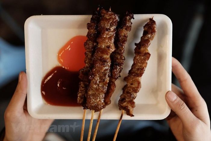  Lượn một vòng hồ Tây với cái bụng đang sôi lên vì đói thì thật khó cưỡng lại những xiên thịt nướng thơm lừng được tìm thấy ngay trên các quán vỉa hè quanh hồ. (Ảnh: Hoài Nam/Vietnam+) 