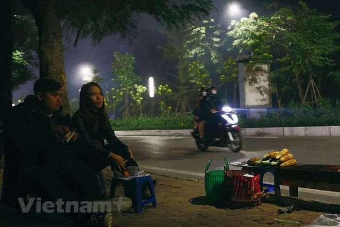  Vẻ đẹp mùa Đông ở Hà Nội không chỉ được cảm nhận khi bạn lang thang góc phố hay ghé lại quán cóc vỉa hè nào đó ngắm nhìn con phố, mà còn là trải nghiệm ẩm thực với các món đặc trưng của mùa này. (Ảnh: Hoài Nam/Vietnam+) 