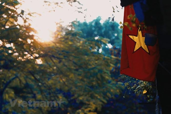  Khi hoàng hôn buông xuống, thời gian như ngưng đọng, cũng là lúc người ta dường như bớt bực dọc về những cơn gió mùa Đông Bắc lạnh và khô. (Ảnh: Hoài Nam/Vietnam+) 