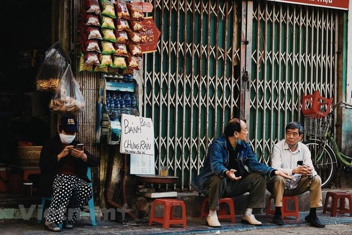  Một quán nước nhỏ thôi, có dăm ba cái ghế nhựa, cũng đã trở thành một điểm hẹn cho rất nhiều câu chuyện đời thường. (Ảnh: Hoài Nam/Vietnam+) 