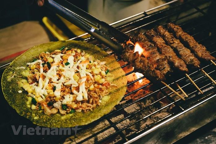  Bánh tráng nướng cũng ghi tên mình vào danh sách thức quà gây vương vấn, tuy không hương thơm không đậm đà nhưng khi ăn thì bánh tan giòn trong miệng, hòa quyện với trứng, hành phi, hành tươi và cả những hạt ngô ngọt dịu. (Ảnh: Hoài Nam/Vietnam+) 