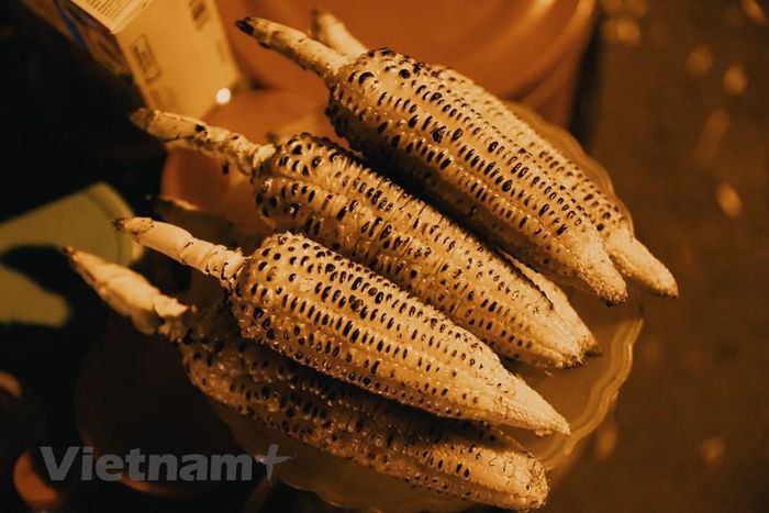  Trong cái gió lạnh tê tái, phóng xe qua con phố thoảng mùi ngô nướng thì thật khó kìm lòng sán đến gần mua vài bắp, cầm ấm cả bàn tay mà khi ăn thì ngọt lừ thơm phức. (Ảnh: Hoài Nam/Vietnam+) 