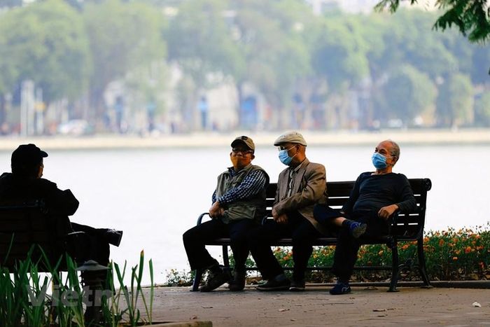  Các cụ già dừng chân nghỉ ngơi sau khi đã thấm mệt vì tản bộ ven hồ, vừa ngắm quang cảnh xung quanh vừa nhớ về một thời tuổi trẻ đầy lý tưởng và khát vọng. (Ảnh: Hoài Nam/Vietnam+) 