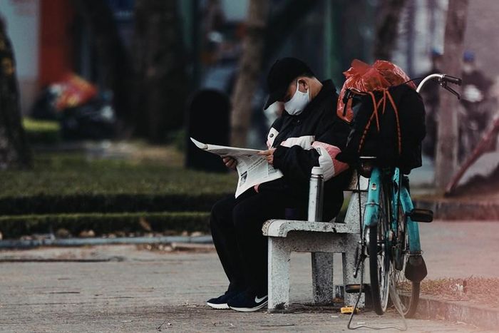 Những cơn gió mùa bao trùm cả Thủ đô khiến bất chợt bạn phải rùng mình vì lạnh nếu chẳng may quên đem theo bên mình chiếc khăn quàng cổ hay găng tay. (Ảnh: Hoài Nam/Vietnam+) 