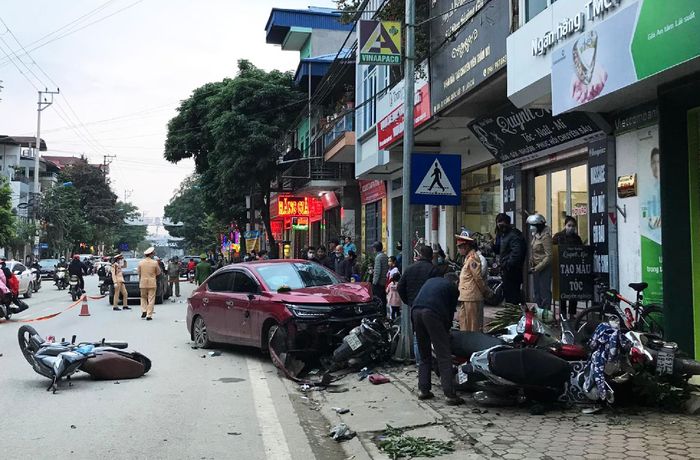 Cảnh sát tạm phong tỏa một làn đường qua khu vực để làm rõ nguyên nhân tai nạn. Ảnh: Công an cung cấp.