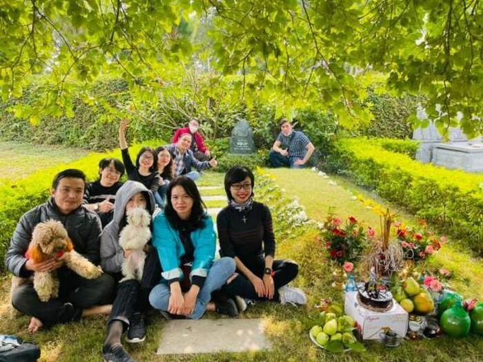 Bà xã Ngô Mai Hoa cùng con và bạn bè đến viếng mộ để tưởng nhớ cố nhạc sĩ Trần Lập nhân dịp sinh nhật chồng. 