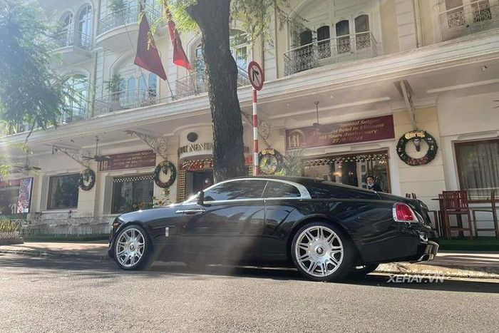 Không rõ giá xe Rolls-Royce Wraith của Cường Đô la hiện tại là bao nhiêu, chỉ biết, hiện tại mẫu xe siêu sang này có giá bán chính hãng từ 33,6 tỷ đồng tại thị trường Việt Nam, chưa bao gồm các tùy chọn bổ sung.