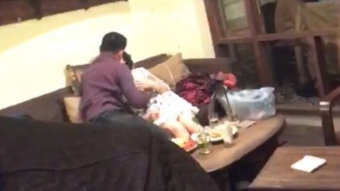 Hay trước đó, không ít lần ở những nơi công cộng như quán cafe, quán ăn... nhiều cặp đôi không ngại ôm hôn nhau phản cảm.