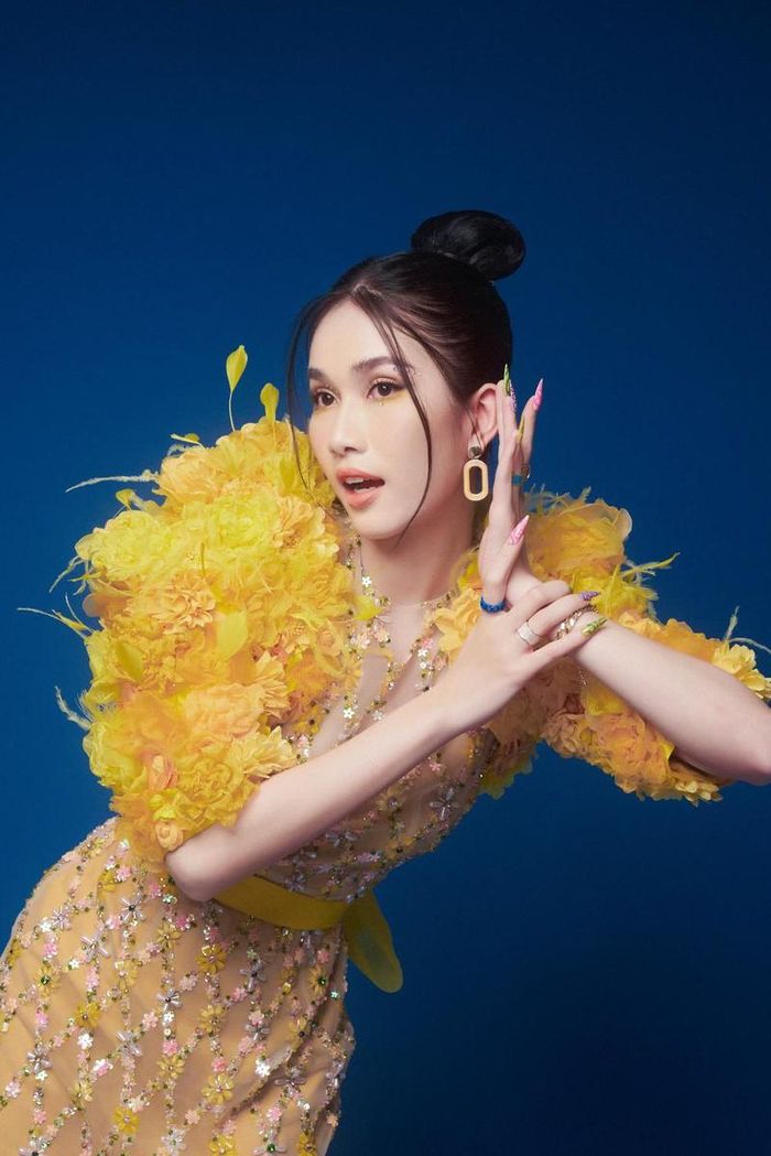 Những hình ảnh này gợi nhớ đến những cô gái GenZ năng động, vui tươi tận hưởng đang tận hưởng những khoảnh khắc của tuổi trẻ.