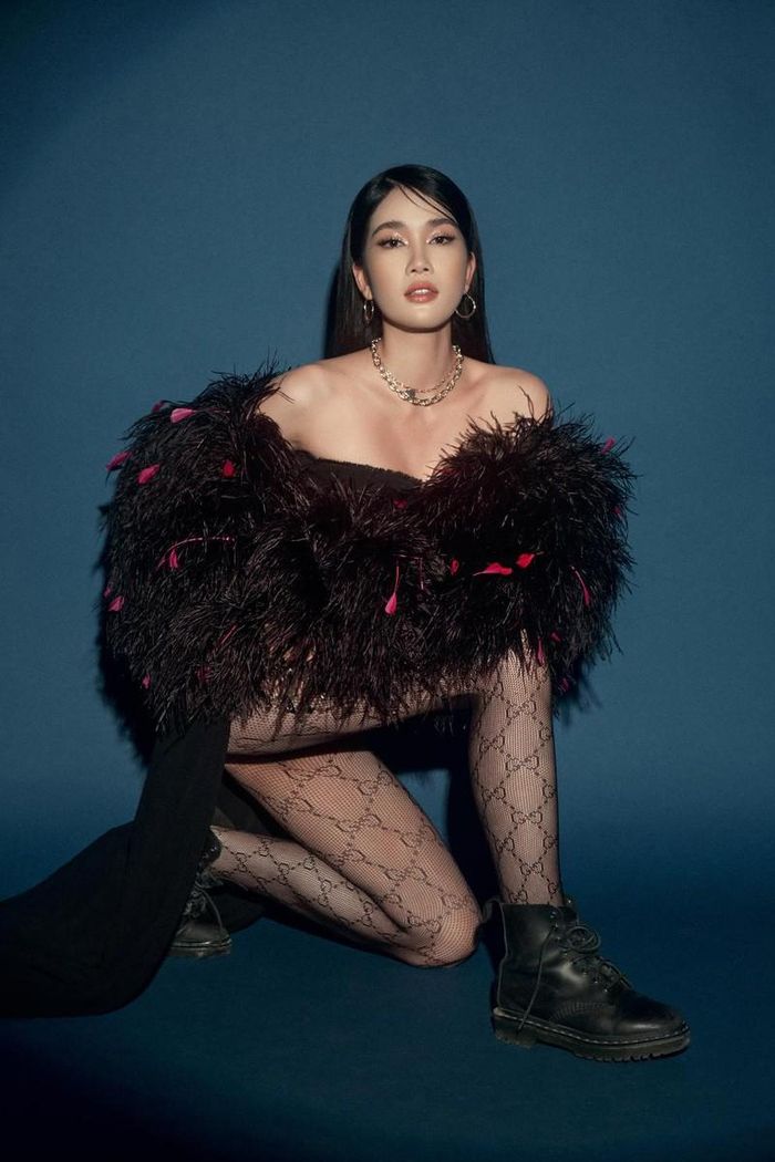 Với sắc đen bí ẩn, Phương Anh đã tạo những pose dáng high fashion khi khoe đôi chân dài cùng vòng một quyến rũ.