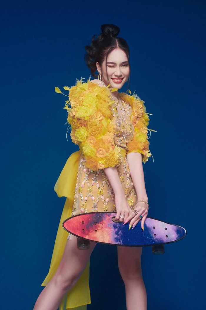 Chọn cho mình màu vàng làm chủ đạo, Phương Anh khéo léo kết hợp với sneakers thể thao, phụ kiện bông tai bản to nổi bật cùng với chiếc ván trượt năng động.