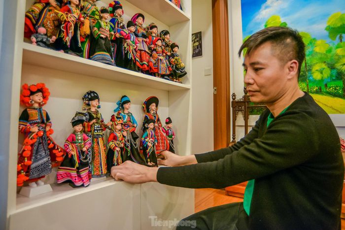 Anh Hoàng Anh cho biết, ý tưởng chế tác búp bê xuất phát từ 10 năm trước. Trong một lần tới vùng núi phía Bắc, anh choáng ngợp trước trang phục của các cô gái dân tộc từ màu sắc đến chất liệu, trang sức... "Trong khi các nước như Hàn Quốc, Nhật Bản đã có những sản phẩm búp bê với những trang phục truyền thống, tôi nghĩ tại sao lại không thử đưa trang phục truyền thống của Việt Nam vào búp bê để giới thiệu cho bạn bè quốc tế", anh Hoàng Anh chia sẻ.