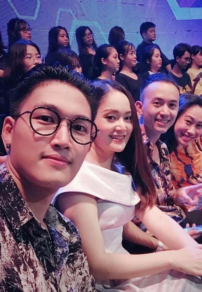 Diễn viên Đình Tú cùng Lan Phương selfie kỷ niệm khi có dịp đóng chung 'Thương ngày nắng về'. 