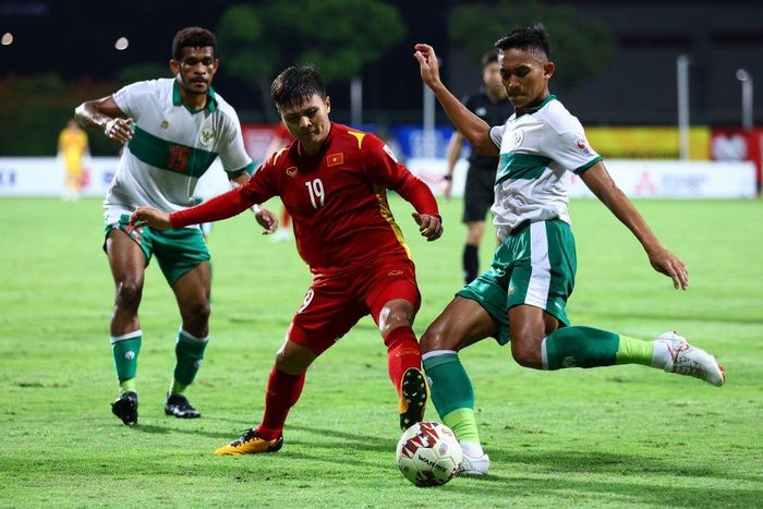  Quang Hải không tạo được đột biến trước thế trận chặt chẽ của Indonesia. Ảnh: Getty. 