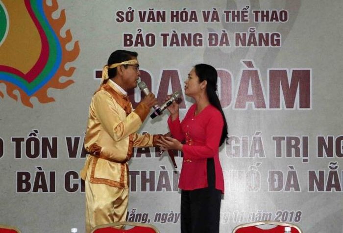Biểu diễn trích một đoạn hát bài chòi. Ảnh: Trần Lê Lâm - TTXVN
