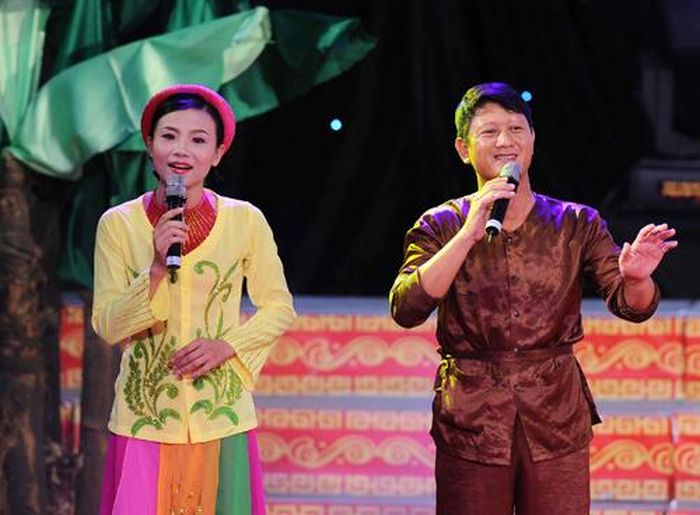 Các nghệ sĩ của CLB dân ca thành phố Hà Tĩnh trình diễn tiết mục ví, giặm “Tổ khúc giao duyên”. Ảnh: Minh Đức - TTXVN