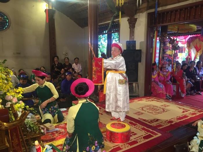 Thanh đồng Đặng Thị Nhiễu, thủ nhang đền Rừng thực hành nghi lễ hầu đồng. Ảnh: Đinh Thuận - TTXVN