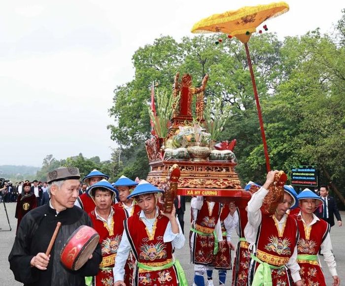 Đoàn rước kiệu dâng lễ vật hương, hoa, bánh chưng, bánh giầy gắn liền với những truyền thuyết về vua Hùng. Ảnh: Thống Nhất – TTXVN