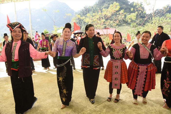 Nguyên Phó Chủ tịch Quốc hội Tòng Thị Phóng (thứ 3 từ phải qua) cùng các cô gái bản Lai Châu múa xòe ThaíẢnh: NHẬT MINH