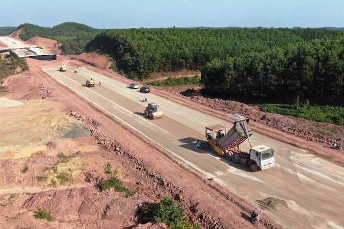 Nhà thầu huy động tối đa thiết bị và nhân lực để thi công cao tốc Vân Đồn - Móng Cái.