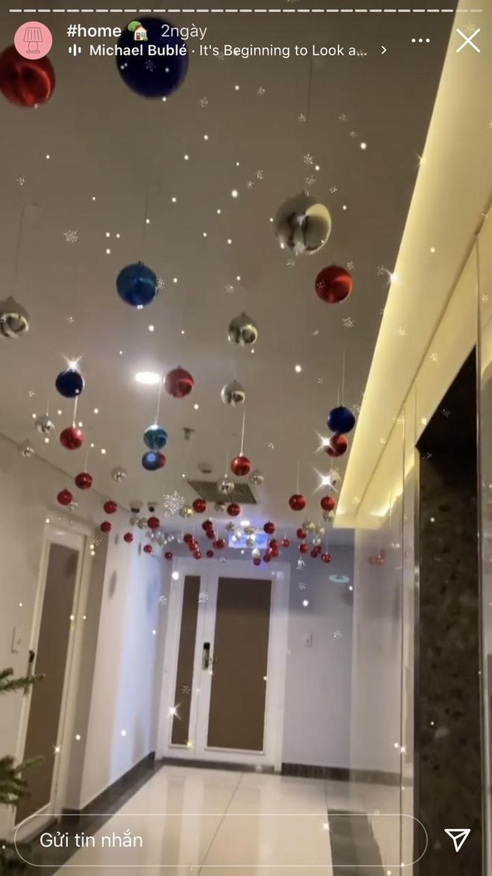 Vì căn nhà có tone màu hồng - xám nên gái xinh của hội con nhà giàu này cũng lấy luôn 2 màu này làm chủ đạo để đón Giáng sinh.
