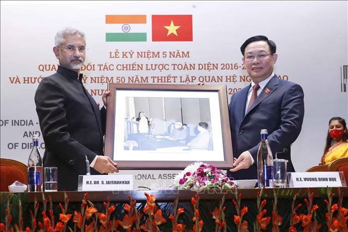 Bộ trưởng Bộ Ngoại giao Ấn Độ S. Jaishankar tặng ảnh lưu niệm cho Chủ tịch Quốc hội Vương Đình Huệ. Ảnh: Doãn Tấn/TTXVN