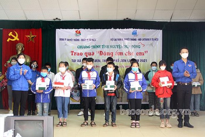 Đoàn tình nguyện trao học bổng cho học sinh có hoàn cảnh khó khăn trường THCS Chiềng Đen (Thành phố).