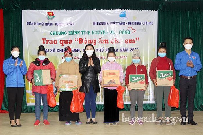 Đoàn tình nguyện trao quà cho các hộ nghèo xã Chiềng Đen (Thành phố).