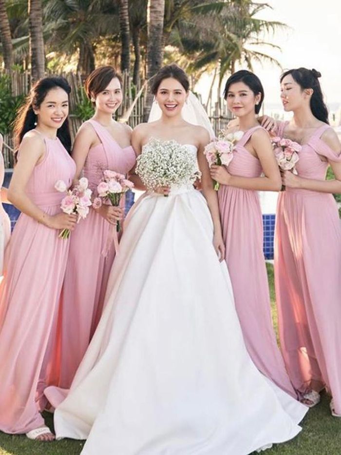 Người đẹp Đinh Ngọc Phượng (bìa trái) và các bạn gái thân trong đám cưới Phanh Lee